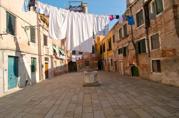 Quels sont les itinéraires les plus pittoresques pour un voyage en train à travers les Alpes suisses : conseils et arrêts incontournables ?